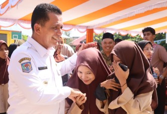 Gubernur Kepulauan Riau H. Ansar Ahmad 