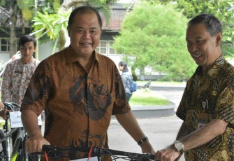 Sekda Karanganyar, Sutarno, menerima hadiah sepeda gunung dari Bupati Juliyatmono saat berpamitan pensiun dari jabatannya, di halaman gedung Setda Karanganyar, Selasa (31/1/2023).