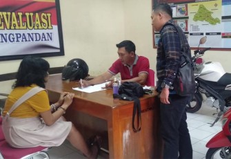 IK (35), salah satu dari dua pelaku pencurian sepeda motor di kawasan Terminal Bus Karangpandan saat diamankan dan diperiksa petugas di Mapolsek Karangpandan, Selasa (10/1/2022). Foto : Istimewa