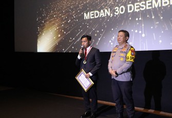 Kapolda Sumut, Irjen Pol Agung Setya Imam Effendi, saat memberikan penghargaan kepada anggota Polri dan 2 anggota TNI atas berbagai prestasi yang diterohkan dalam pengungkapan kasus kejahatan dan tugas lainnya.