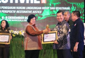 Ditjen Dukcapil Kementerian Dalam Negeri menerima penghargaan Gakkum Award Tahun 2023 dari Kementerian Lingkungan Hidup dan Kehutanan (KLHK) di Manggala Wanabhakti, Jakarta, Kamis (7/12/2023).
