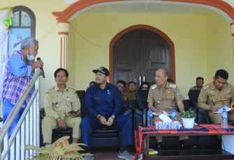 Wakil Bupati Samosir Martua Sitanggang saat berdialog langsung dengan masyarakat dan mendengar secara langsung aspirasi maupun kebutuhan dari masyarakat Desa Garoga. 