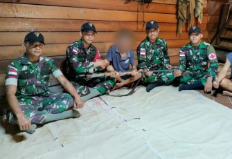 Satgas Pamtas Yonarmed 19/105 Trk Bogani saat Terima Satu Pucuk Senpi Rakitan dari Warga Desa Binaan