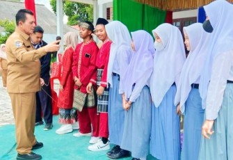 ubernur Kepulauan Riau H. Ansar Ahmad saat melakukan kunjungan kerja ke Kecamatan Tambelan, Selasa (24/01).