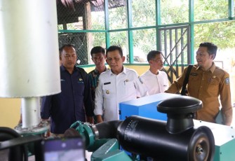Gubernur Kepulauan Riau H. Ansar Ahmad saat melakukan peninjauan kondisi kelistrikan di Kabupaten Natuna.