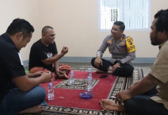 AKBP Imam Zamroni, SH, SIK, MH, Kapolres Tapanuli Selatan (Tapsel), bersama Plh Kasi Humas Polres Tapsel, Brigadir Erlangga Gautama Nasution, SH, dan wartawan dari Kontras Independent, Syahminan Rambe, SE, kunjungi langsung wartawan yang sedang sakit, Sulaiman Siregar, SSos, Senin (7/11/2023) sore.