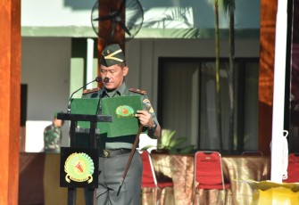 Danrem Santiago Brigjen TNI Wakhyono saat Pimpin Upacara Mingguan di Lapangan Santiago Makorem