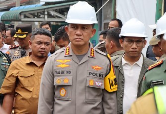 Kapolrestabes Medan saat Dampingi Bobby Tinjau Pemancangan Tiang Pelebaran Parit 