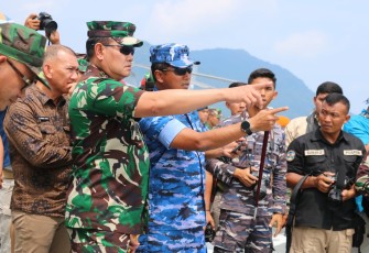 Panglima TNI saat Didamping Danlanud Raden Sadjad Tutup Latgabma Tahun 2023