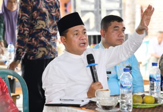 Bupati Batu Bara Ir.H.Zahir,M.AP saat menghadiri Rapat Koordinasi Pemerintahan (Rakoorpem) Kecamatan Air Putih, di halaman Kantor Kepala Desa Pasar Lapan, Kamis (09/03/2023).