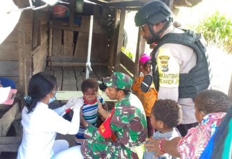 Babinsa Koramil 1710-05/Jila saat Dampingi Nakes Periksa Kesehatan Anak dan Balita 'Door To Door'