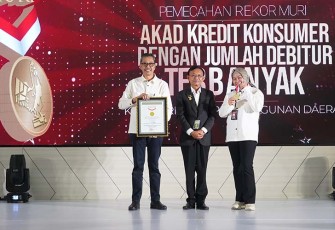 Penghargaan MURI yang berhasil diraih Bank Jatim diserahkan oleh Direktur Operasional MURI Jusuf Ngadri kepada Direktur Utama Bank Jatim Busrul Iman dengan didampingi oleh SEVP Consumer Banking Bank Jatim Hermita. Dilakukan secara offline dan juga hybrid by zoom pada hari Selasa (12/12/2023).