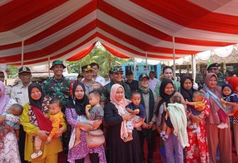 Danrem 064/MY saat foto bersama masyarakat pada acara Pembukaan TMMD ke-118 Kodim 0603/Lebak