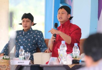 Bupati Trenggalek Mochamad Nur Arifin bersama jajaran saat membuka forum konsultasi publik rencana awal Rencana Kerja Pemerintah Daerah (RKPD) tahun 2024, di Desa Jajar, Kecamatan Gandusari, Kamis (19/1/2023) (Foto : Hardi Rangga klikwarta.com).