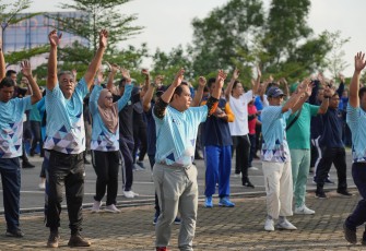 Badan Pengusahaan Batam mengakhiri kegiatan olahraga pegawai tahun 2023 dengan melaksanakan senam bersama, di pelataran parkir Kantor BP Batam, Jumat (15/12/2023)