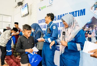 Pekerja Medco E&P Malaka saat Berikan Paket Santunan Bagi 295 Anak Yatim