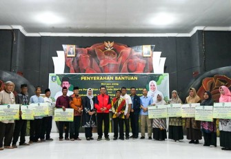 Foto bersama usai penyerahan insentif Guru TK, PAUD dan RA serta Hibah Rumah Ibadah Kabupaten Lingga Tahun 2023 di Aula SMAN 1 Dabo Singkep, Sabtu (1/7) malam. 