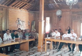 Caption: Perwakilan PT Pentawira Agraha Sakti beserta dinas terkait serta Forkopimcam Jiken saat sosialisasi di salah satu rumah makan di Jiken.