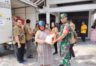 Babinsa Koramil 1016-01/Pahandut saat Pantau Operasi Pasar Murah 