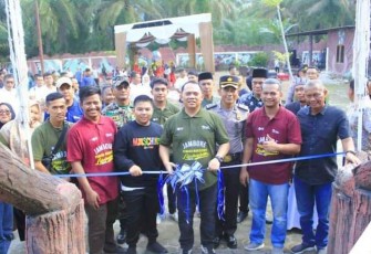 Pemotongan Pita oleh Bupati Labuhanbatu dr. H. Erik Adtrada Ritonga, MKM.