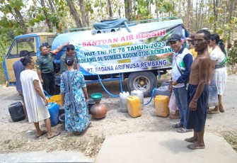 Koramil Sumber Gelar Baksos Pembagian Air Bersih 