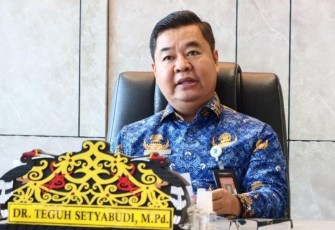 Dirjen Dukcapil Teguh Setyabudi saat memimpin rapat sosialisasi Permendagri No. 17 Tahun 2023.