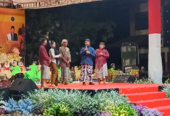 Danrem 081/DSJ saat Meriahkan Pagelaran Wayang Kulit Sinergitas TNI, Polri, Santri dan Masyarakat