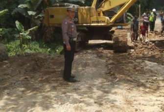Kasat Lantas Polres Tapanuli Selatan (Tapsel), AKP Sofyan H Nasution, SH, dan personel, melakukan cek ruas Jalan rusak di sekitar Dusun Hutaimbaru, Desa Luat Lombang, Kecamatan Sipirok, Sabtu (13/5/2023)