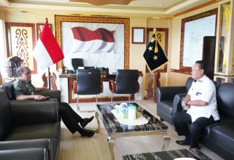 Pangdam XVIII/Kasuari, Mayjen TNI Ilyas Alamsyah, S.E., M.Tr.(Han)., menerima audiensi yang dilaksanakan oleh Kepala Dinas Pendidikan Papua Barat, H. Abdul Fatah, SPd., MM., di ruang kerjanya, Makodam, Trikora, Arfai 1, Manokwari, Papua Barat, pada Rabu (13/12/2023)