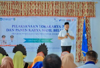 Bupati Batu Bara Ir.H.Zahir,MA.P pada kegiatan Lokakarya Panen Hasil Belajar Program Pendidikan Guru Penggerak (PGP) Angkatan VII Kabupaten Batu Bara, di aula SMAN 1 Lima Puluh, Kelurahan Lima Puluh Kota, Kecamatan Lima Puluh, Sabtu (08/07/2023). 