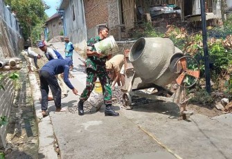  Babinsa Kerja Bakti Bersama Warga Lakukan Pengecoran
