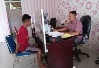 Pelaku IPS (28) saat diperiksa Penyidik Pembantu