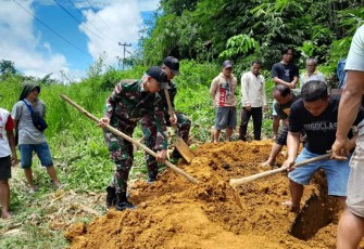 Satgas Pamtas Yonif 645/Gardatama Yudha Bantu Prosesi Pemakaman Warga Perbatasan