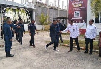 Estafet Kirab Pemilu 2024 saat Disambut KIP Aceh Timur 
