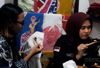 Mahasiswa Politeknik Negeri Jakarta sedang mencating dari sketsa yang sudah diberikan Foto by Zaky Abdurrahman