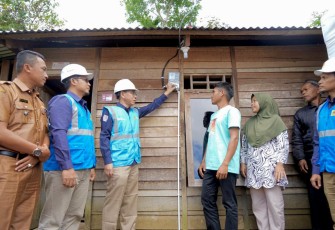 Bantuan Pasang Listrik dari Donasi Pegawai PLN