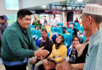 Bupati Bintan Roby Kurniawan SPWK saat menyapa masyarakat di Kapal Roro KMP Bahtera Nusantara' 03.