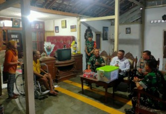 Danrem 081/DSJ Beri Bansos Kepada Prajurit dan Keluarganya yang Sakit Menahun