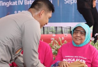Kapolres Tapanuli Selatan (Tapsel), AKBP Imam Zamroni, SIK, MH, menyalurkan bantuan sosial (Bansos) dari Kapolda Sumut, Irjen Pol Agung Setya Imam Effendi, SH, SIK, MSi, ke para peserta pemeriksaan mata dan Operasi Katarak gratis yang digelar PT Agincourt Resources (AR) dan Polri di Rumkit Bhayangkara Tk IV Batang Toru, Kamis (14/9/2023) siang.