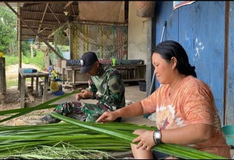 Satgas Pamtas Yonarmed 10/Bradjamusti Berikan Pelatihan Kerajinan Tangan Bagi Ibu-ibu Perbatasan