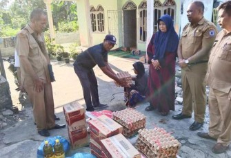 Dinsos Labuhanbatu Berikan Bantuan Paket Sembako Kepada Korban Kebakaran 