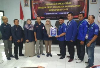 DPC Partai Demokrat Karanganyar saat mendaftarkan Bacaleg di Kantor KPU setempat, Jumat (12/4/2023).