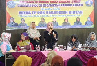 Hafizha saat Sosialisasi GERMAS Bersama Masyarakat Desa Gunung Kijang