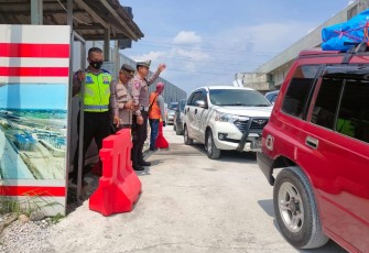Anggota Pos Pam Exit Tol Ngasem Polres Karanganyar sedang melakukan pengaturan arus lalu lintas, Rabu (26/4/2023) siang.