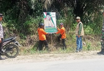 Babinsa Kota Bangun Lakukan Pendampingan Penertiban Alat Peraga Sosialisasi