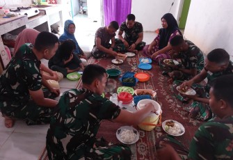Suasana keakraban Satgas TMMD ke-117 Kodim 0407/Kota Bengkulu dengan warga