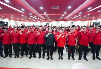 Ketua DPP PDI Perjuangan Puan Maharani Foto Bersama 