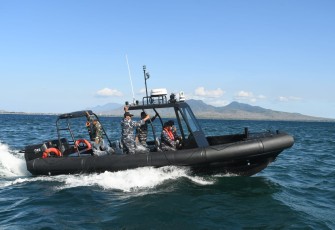 Komandan Pangkalan TNI AL (Danlanal) Banyuwangi Letkol Laut (P) Indra Nusha R memimpin Patroli Pengamanan Laut yang dilaksanakan disekitar Perairan Selat Bali, Selasa (26/12/2023)