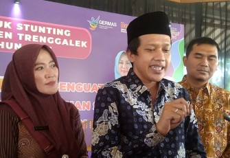 Wakil Bupati Trenggalek, Syah Muhammad Natanegara, bersama Sunarto Plt Kepala Dinas Kesehatan PPKB, Kabupaten Trenggalek, saat dikonfirmasi setelah kegiatan Rembug Stunting, Kamis (9/3/2023) (Foto : Hardi Rangga klikwarta.com)