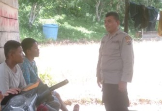 Kapolsubsektor Sayurmatinggi, Ipda Asjul Pane, menyempatkan diri untuk ajak anak-anak remaja untuk daftar jadi anggota Polri.